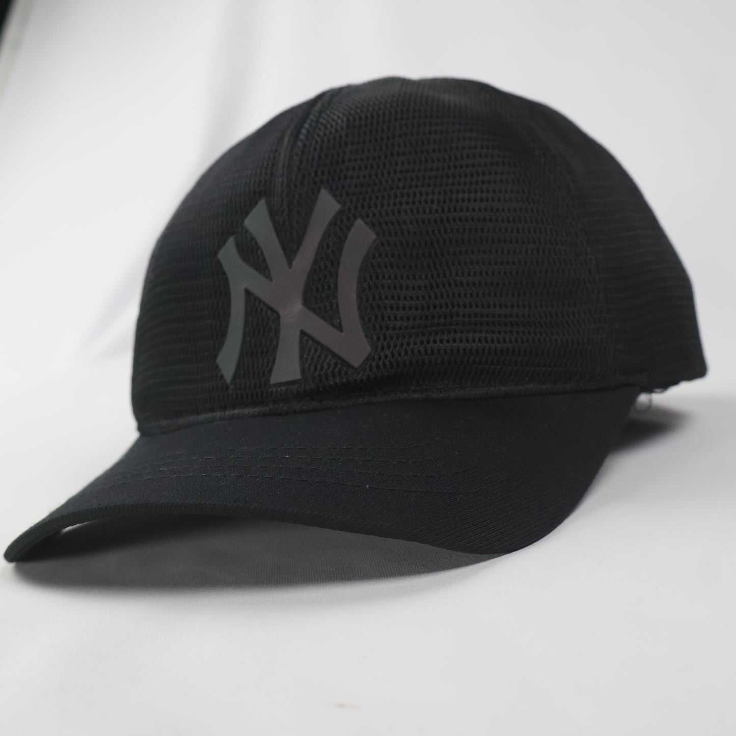 Sleek Black Yankees Sports Cap