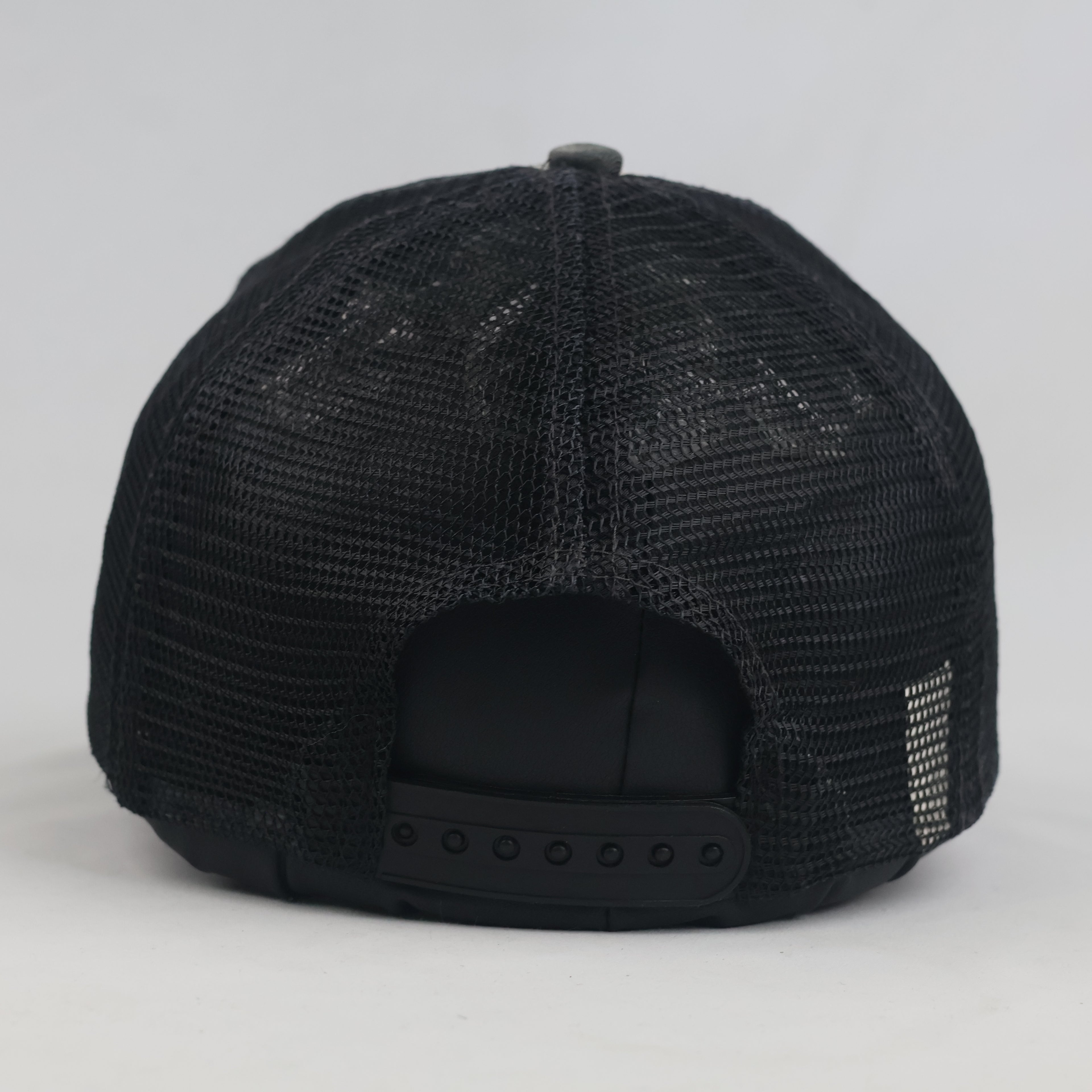 Thrifted Füchse Berlin Off-White & Black Mesh Trucker Cap (56-58 cm)
