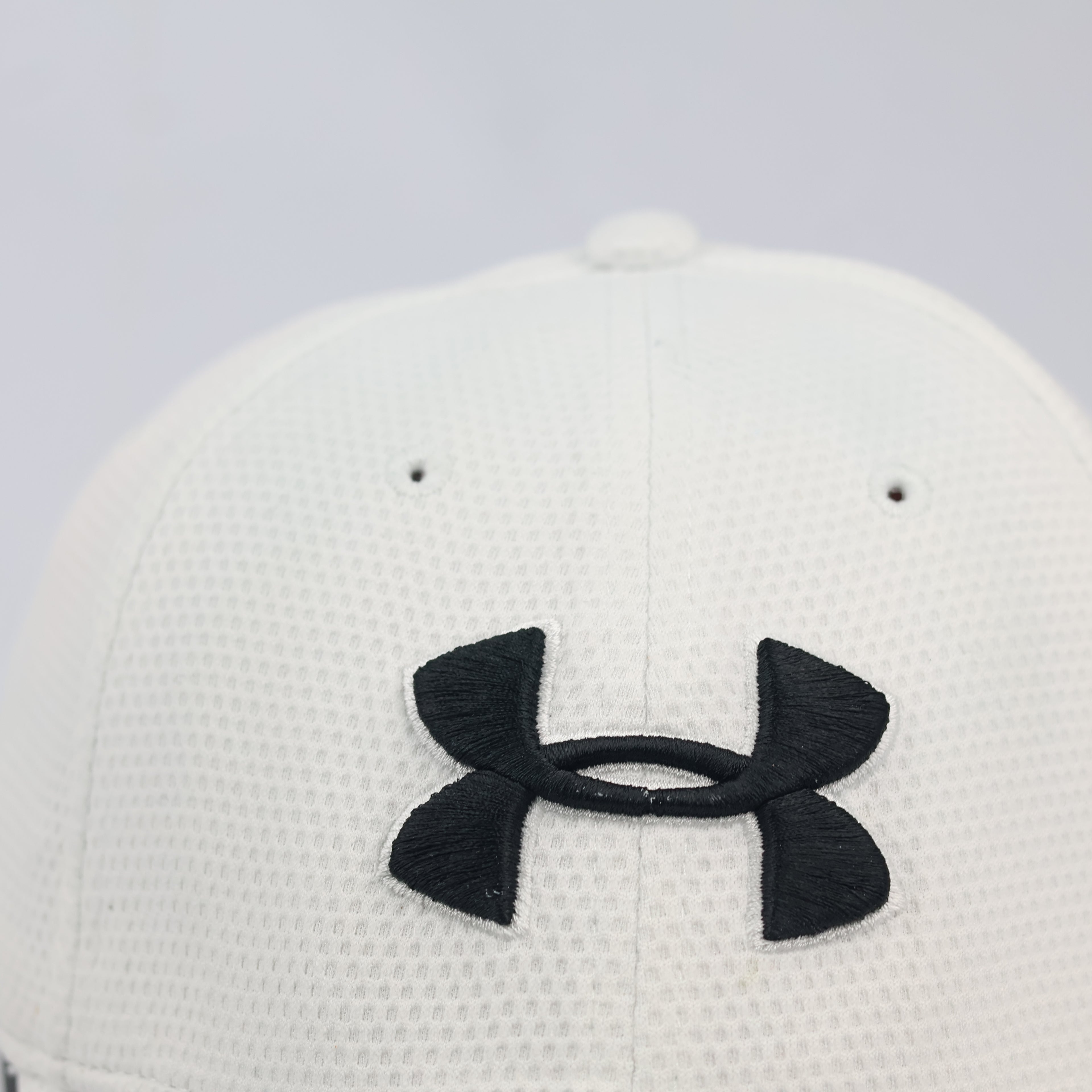 Under Armour Blitzing Men's Hat - White Textured Performance Thrifted Cap - Size LG/XL