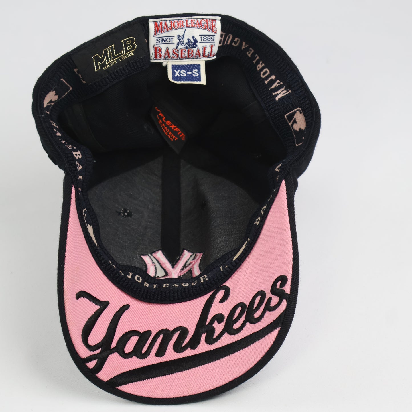 MLB New York Yankees Pink Logo Flexfit Cap (XS-S)