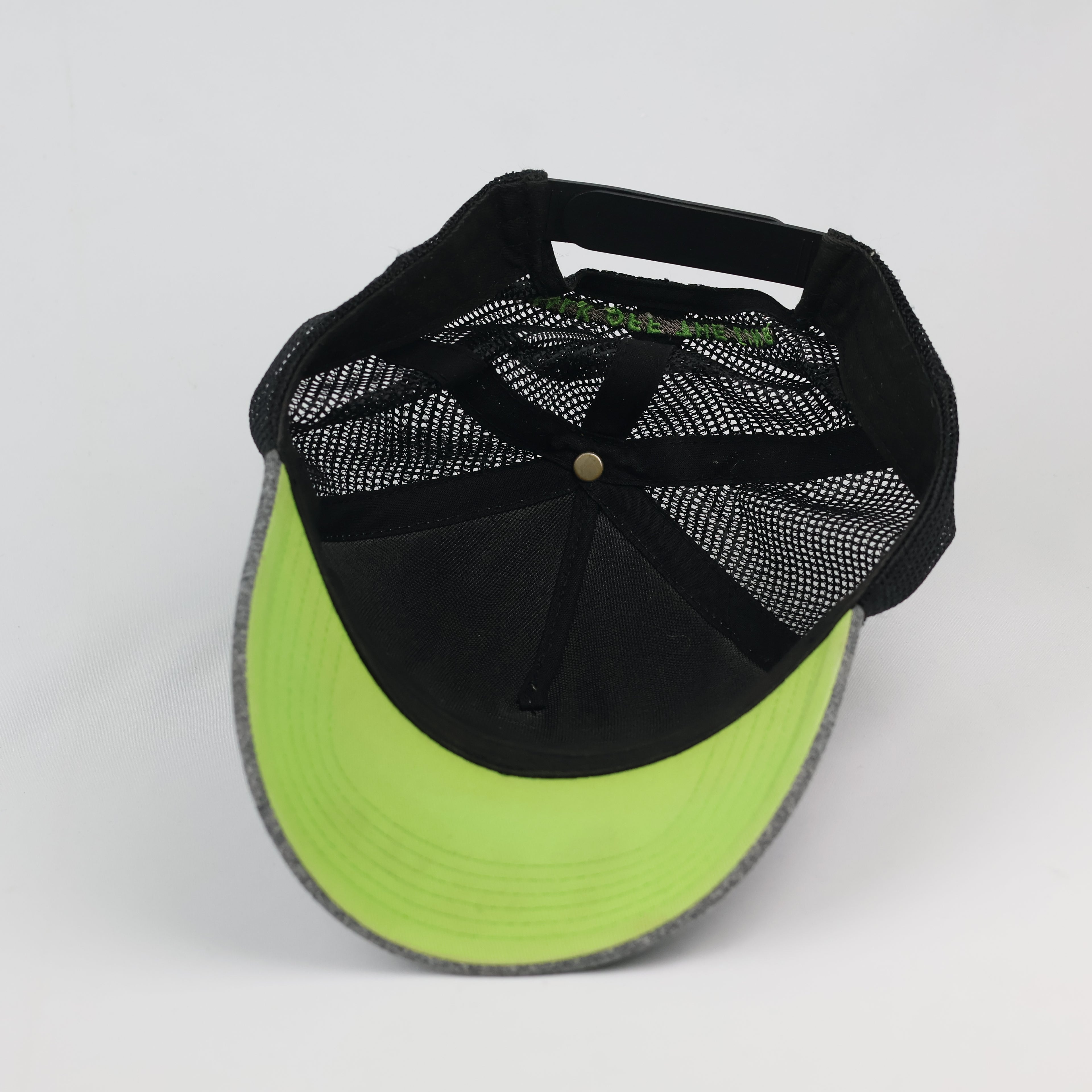 Gunki Streetwear Skull Graphic Mesh Trucker Hat
