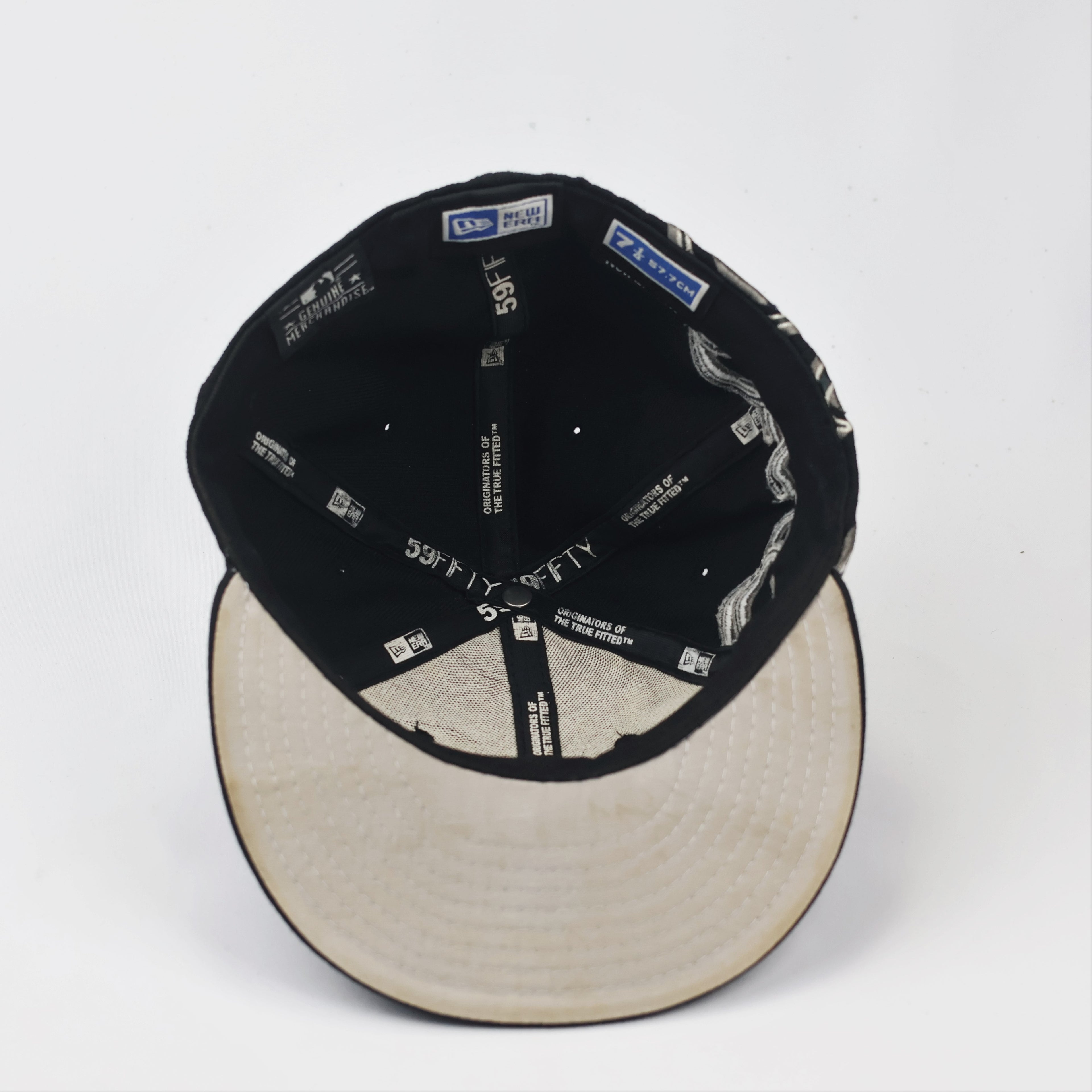 Vintage NY Yankees New Era Fitted Thrifted Hat | Black & Grey Script Logo | 59FIFTY
