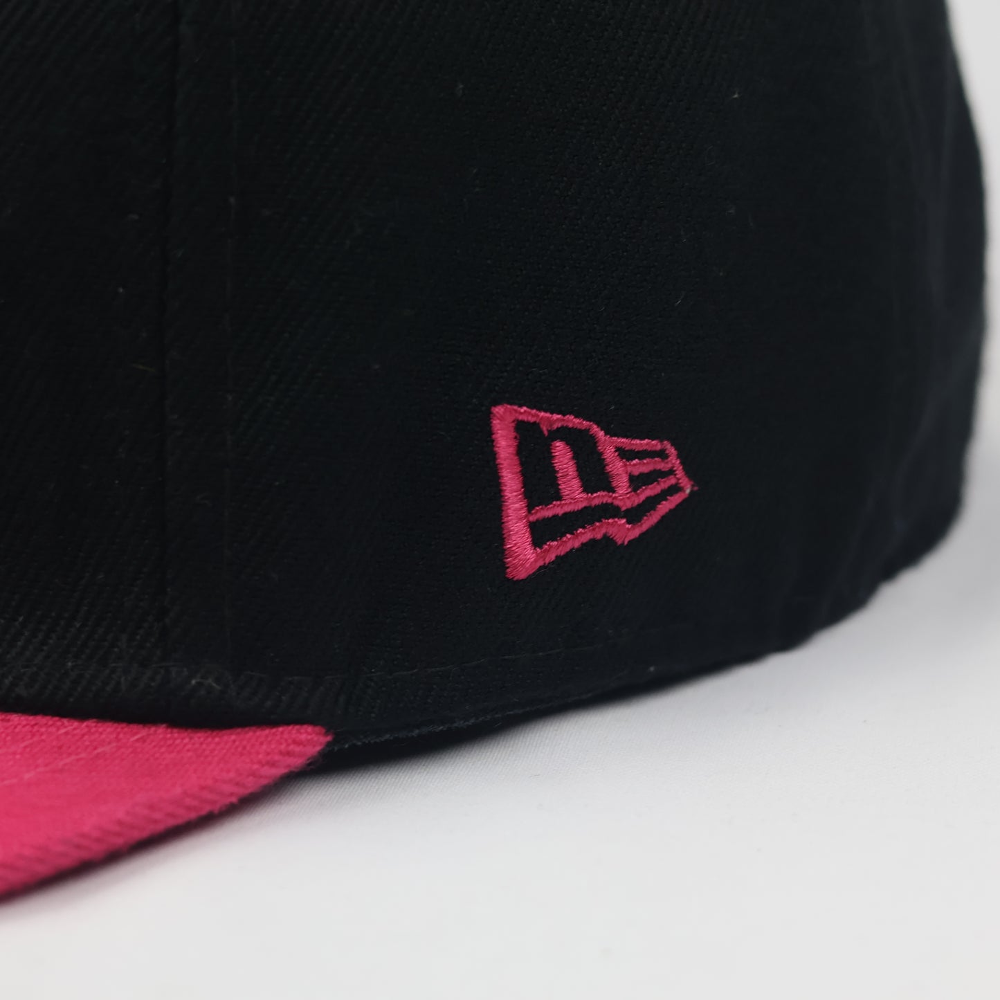 New York Yankees New Era 59FIFTY Fitted Replica Hat – Black & Pink
