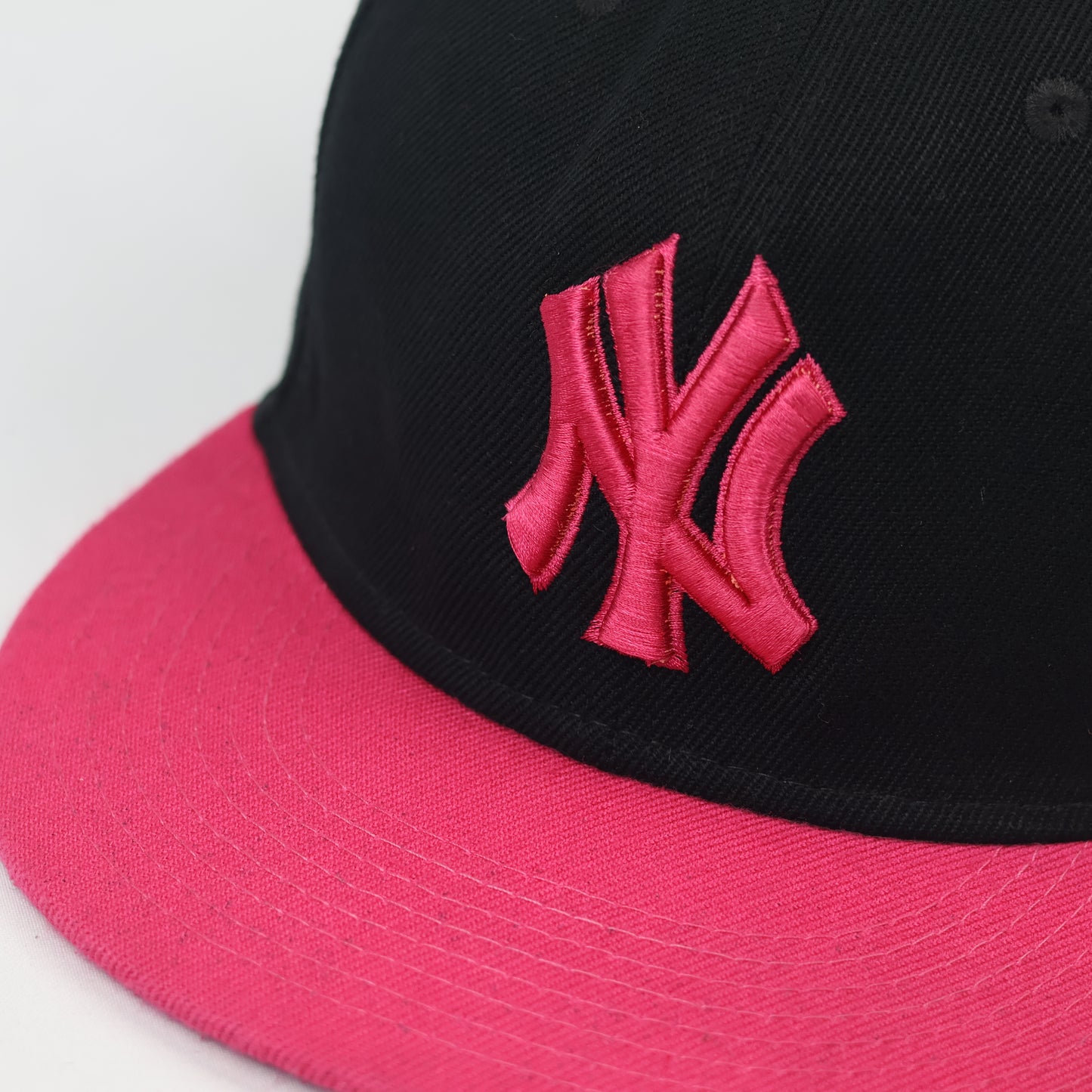 New York Yankees New Era 59FIFTY Fitted Replica Hat – Black & Pink
