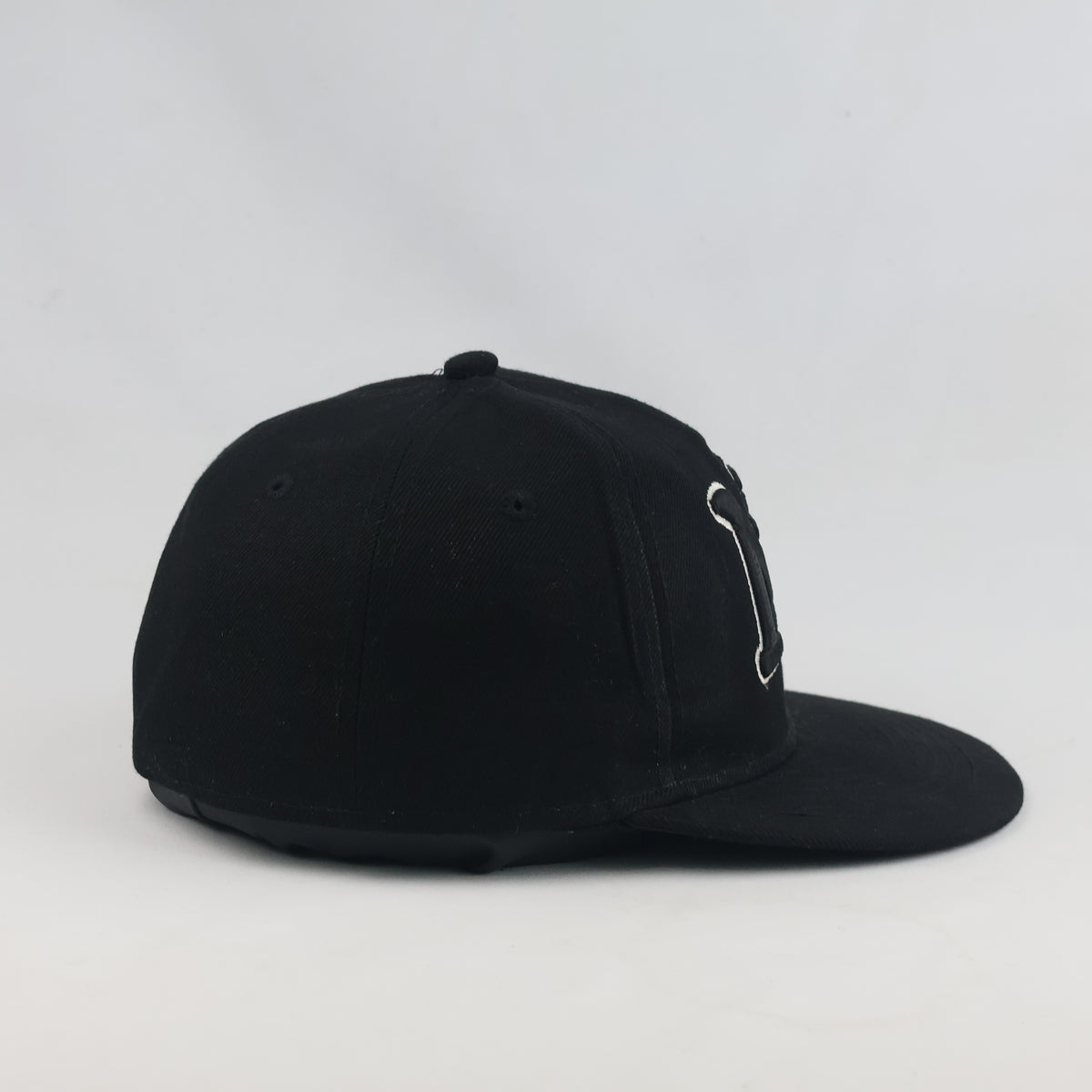 Thrifted Minimalist Urban Streetwear Black Fitted Flat Cap (57–58 cm) | 10401