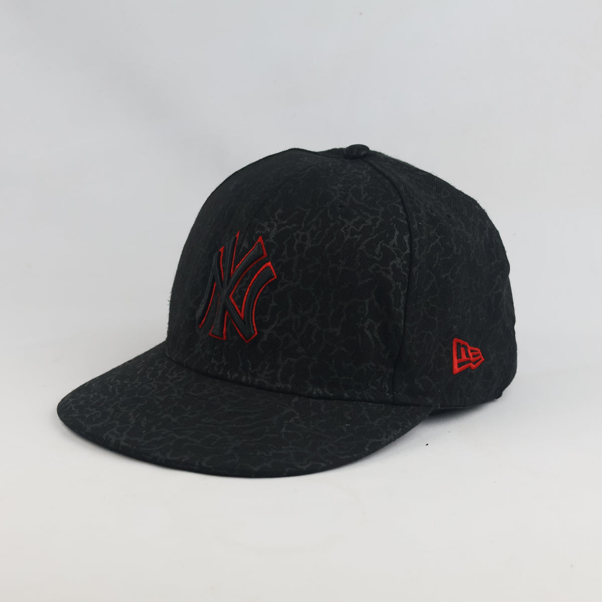 thrifted New Era 59FIFTY Black & Red NY Yankees fitted Cap (59-60cm) | 10390
