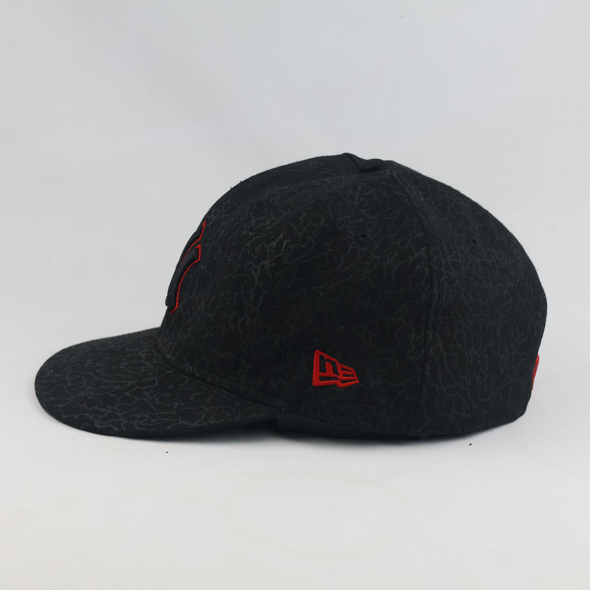 thrifted New Era 59FIFTY Black & Red NY Yankees fitted Cap (59-60cm) | 10390