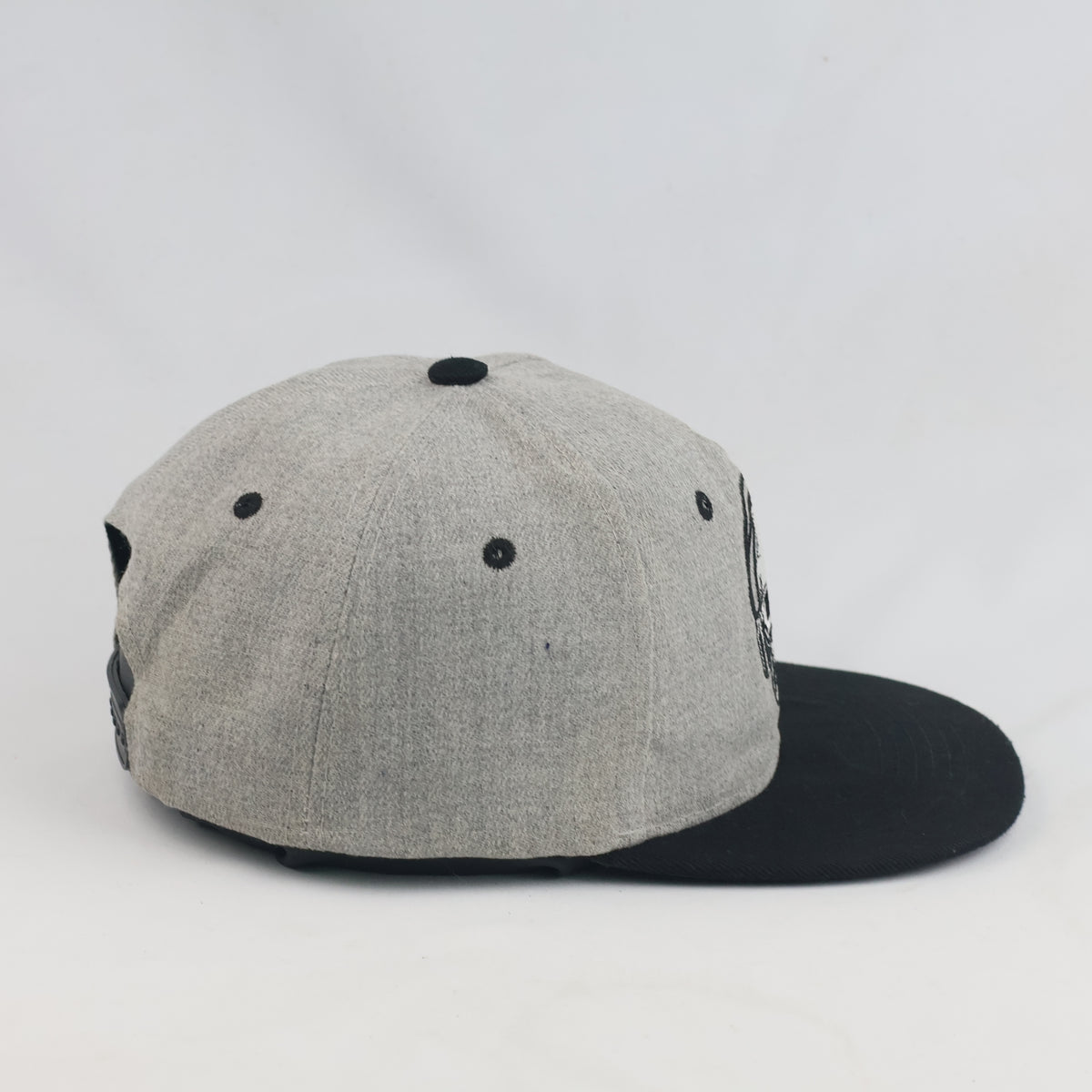 thrifted Two-Tone Heather Grey Skull Music Snapback (58-60cm) | 10378