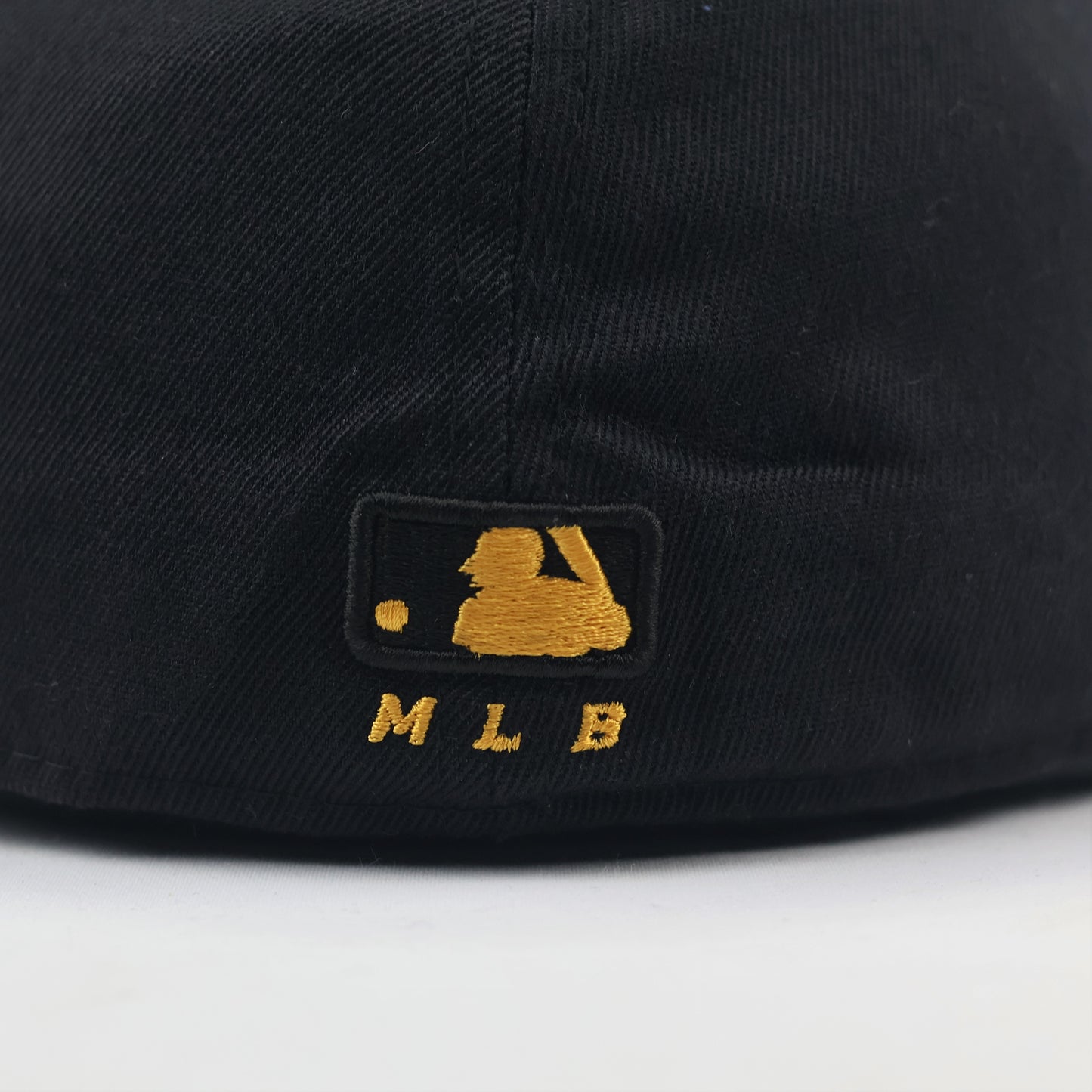 Vintage MLB Pirates Black Flat Brim Thrifted Hat - 210 Fitted by Flexfit