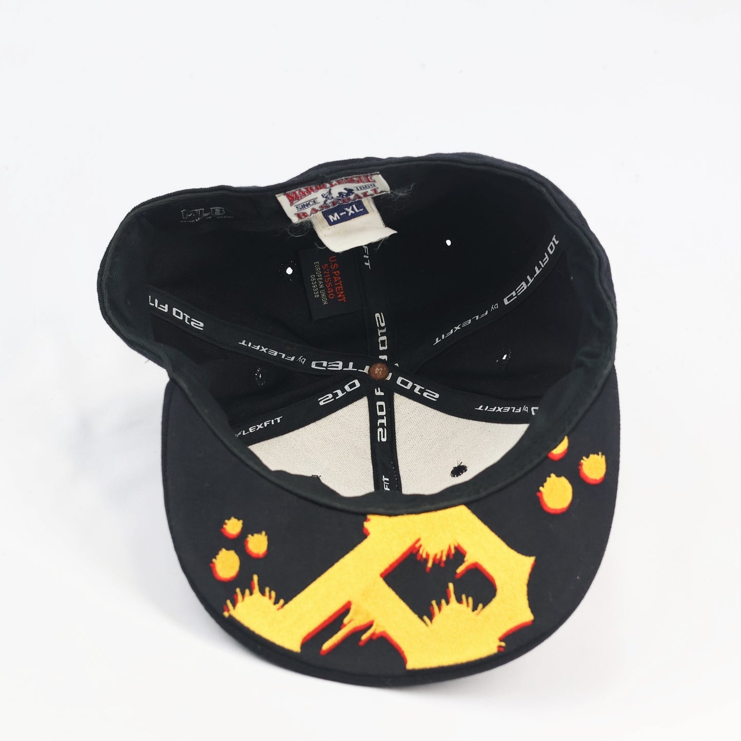 Vintage MLB Pirates Black Flat Brim Thrifted Hat - 210 Fitted by Flexfit