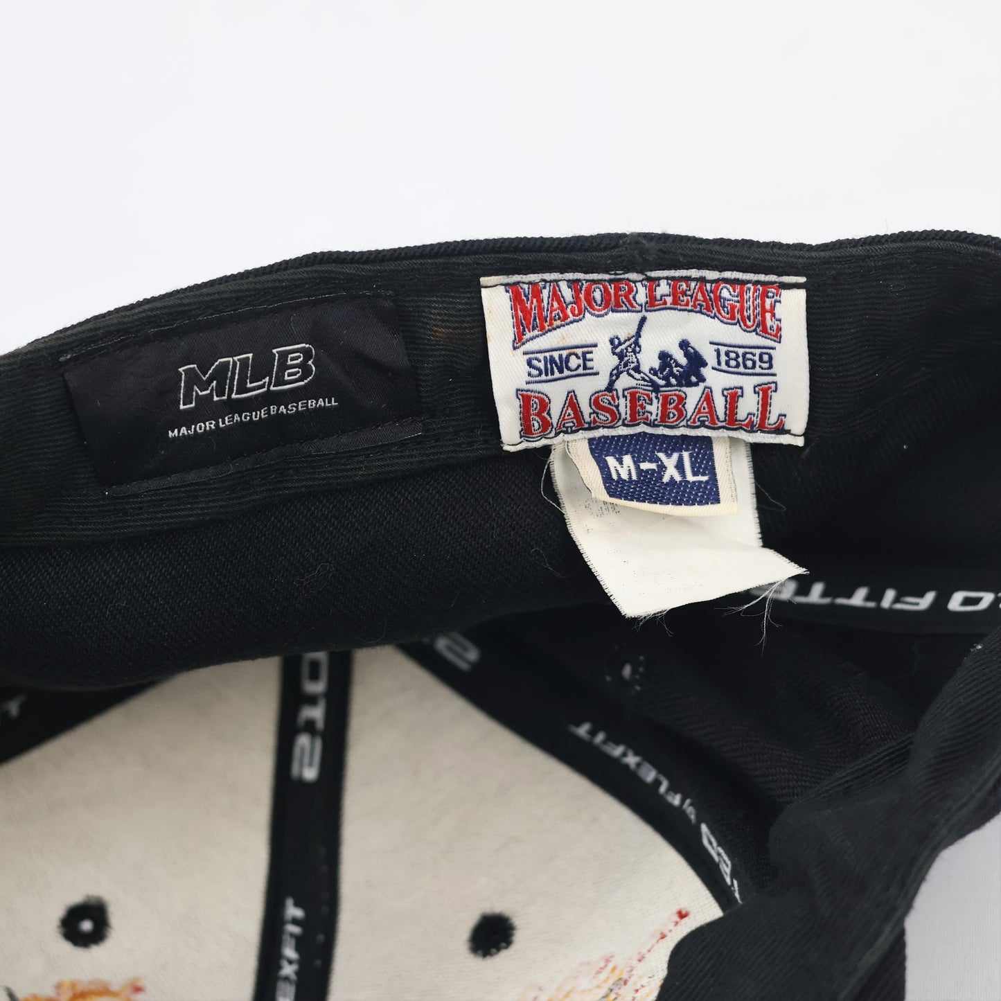 Vintage MLB Pirates Black Flat Brim Thrifted Hat - 210 Fitted by Flexfit