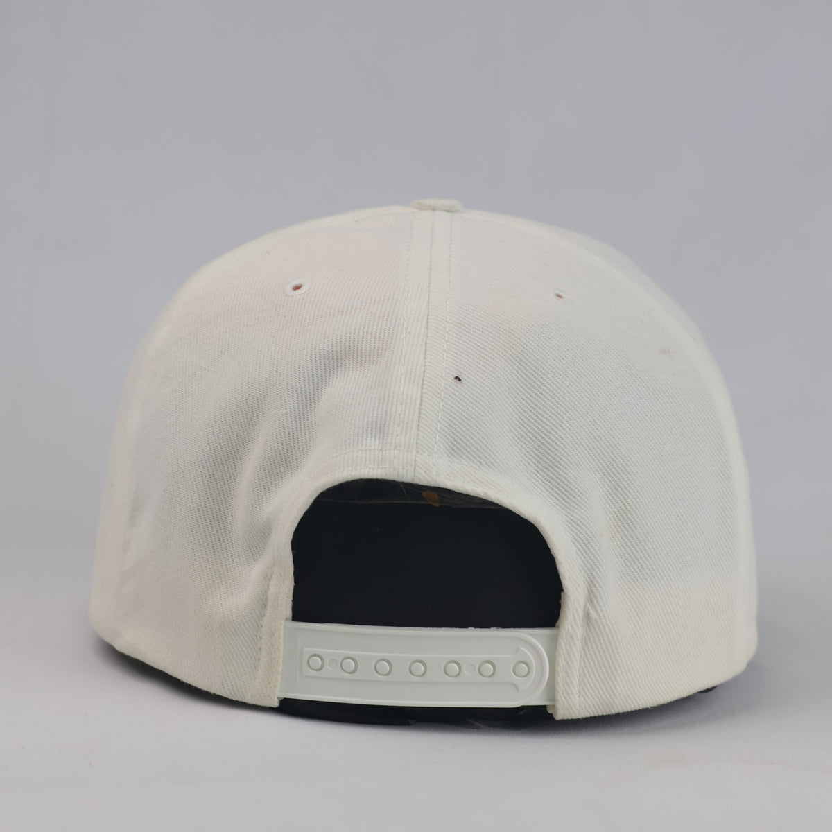Thrifted "DARF. ER. DAS." Embroidered Flat Brim Snapback Cap – Off-White (57–58 cm) |10666